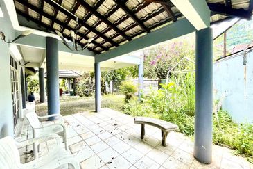 Corner lot, facing Open, 2.5 Storey Bungalow, Jalan H, Taman Melawati with swimming pool -dual frontage