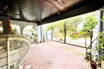 Corner lot, facing Open, 2.5 Storey Bungalow, Jalan H, Taman Melawati with swimming pool -dual frontage
