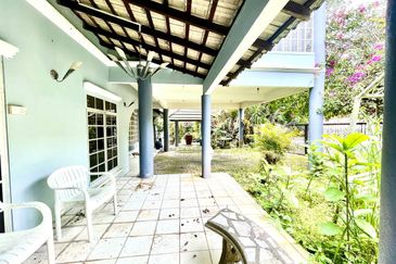 Corner lot, facing Open, 2.5 Storey Bungalow, Jalan H, Taman Melawati with swimming pool -dual frontage