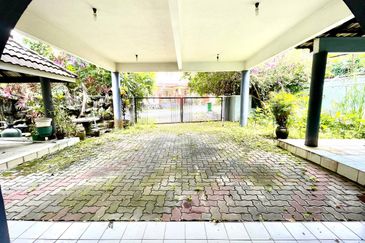 Corner lot, facing Open, 2.5 Storey Bungalow, Jalan H, Taman Melawati with swimming pool -dual frontage