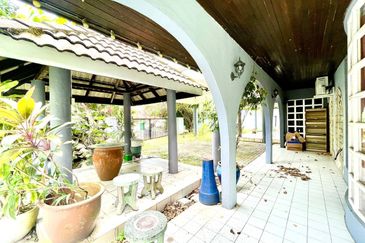 Corner lot, facing Open, 2.5 Storey Bungalow, Jalan H, Taman Melawati with swimming pool -dual frontage