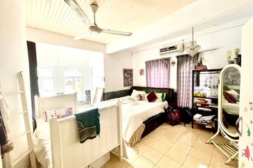 Corner lot, facing Open, 2.5 Storey Bungalow, Jalan H, Taman Melawati with swimming pool -dual frontage