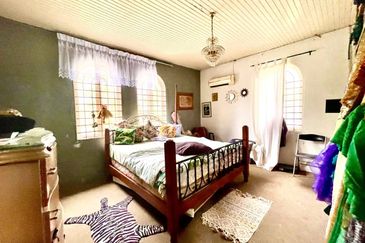 Corner lot, facing Open, 2.5 Storey Bungalow, Jalan H, Taman Melawati with swimming pool -dual frontage