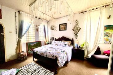 Corner lot, facing Open, 2.5 Storey Bungalow, Jalan H, Taman Melawati with swimming pool -dual frontage