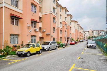 Sri Puteri (Earls Court), Ukay Perdana