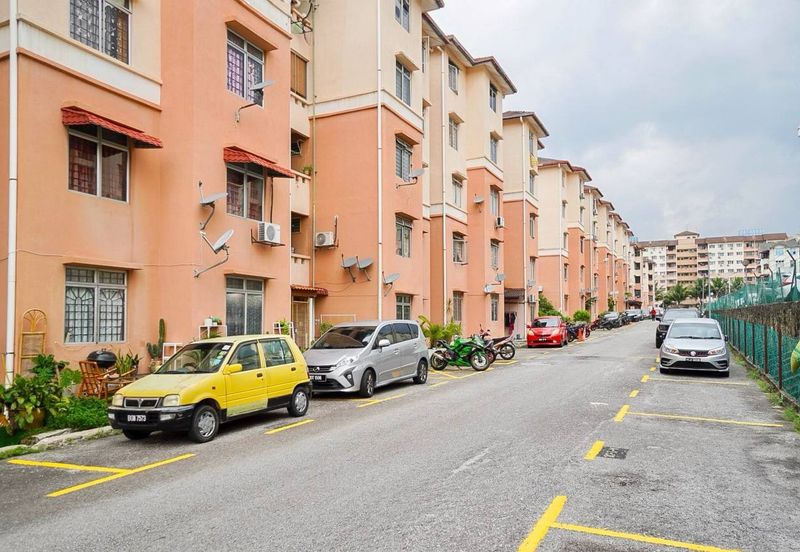 Sri Puteri (Earls Court), Ukay Perdana