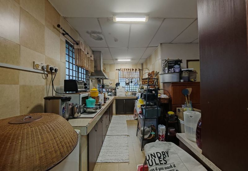 For Sale : 2 Storey Terrace, End Lot Jalan Cecawi 6 Kota Damansara, 47810 Petaling Jaya, Selangor 