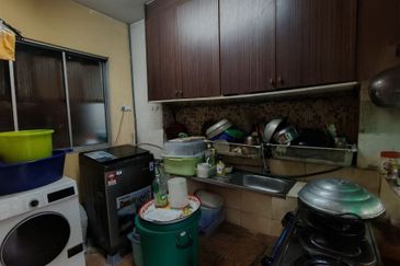 For Sale : 2 Storey Terrace, End Lot Jalan Cecawi 6 Kota Damansara, 47810 Petaling Jaya, Selangor 