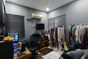 For Sale : 2 Storey Terrace, End Lot Jalan Cecawi 6 Kota Damansara, 47810 Petaling Jaya, Selangor 