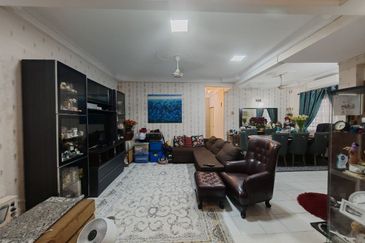 For Sale : 2 Storey Terrace, End Lot Jalan Cecawi 6 Kota Damansara, 47810 Petaling Jaya, Selangor 