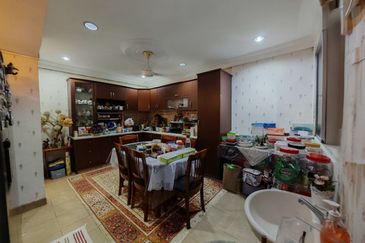 For Sale : 2 Storey Terrace, End Lot Jalan Cecawi 6 Kota Damansara, 47810 Petaling Jaya, Selangor 