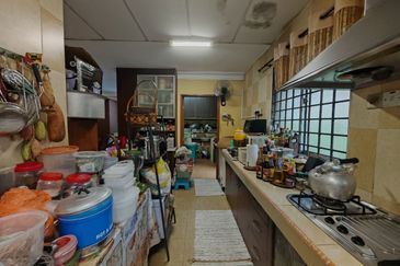 For Sale : 2 Storey Terrace, End Lot Jalan Cecawi 6 Kota Damansara, 47810 Petaling Jaya, Selangor 