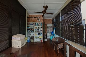 For Sale : 2 Storey Terrace, End Lot Jalan Cecawi 6 Kota Damansara, 47810 Petaling Jaya, Selangor 