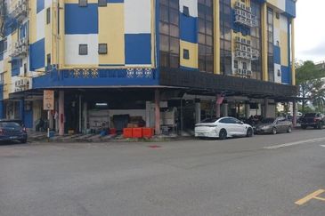CORNER GROUND FLOOR SHOPLOT FACING MAINROAD SERI KEMBANGAN FOR RENT  