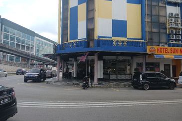 CORNER GROUND FLOOR SHOPLOT FACING MAINROAD SERI KEMBANGAN FOR RENT  