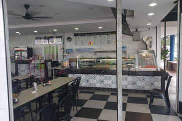 CORNER GROUND FLOOR SHOPLOT FACING MAINROAD SERI KEMBANGAN FOR RENT  