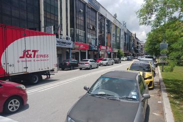 CORNER GROUND FLOOR SHOPLOT FACING MAINROAD SERI KEMBANGAN FOR RENT  