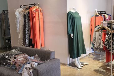 Fully Renovated Shop Office Units (Mid-century interior design) @ 1F Emira Residence, Seksyen 13, Shah Alam  