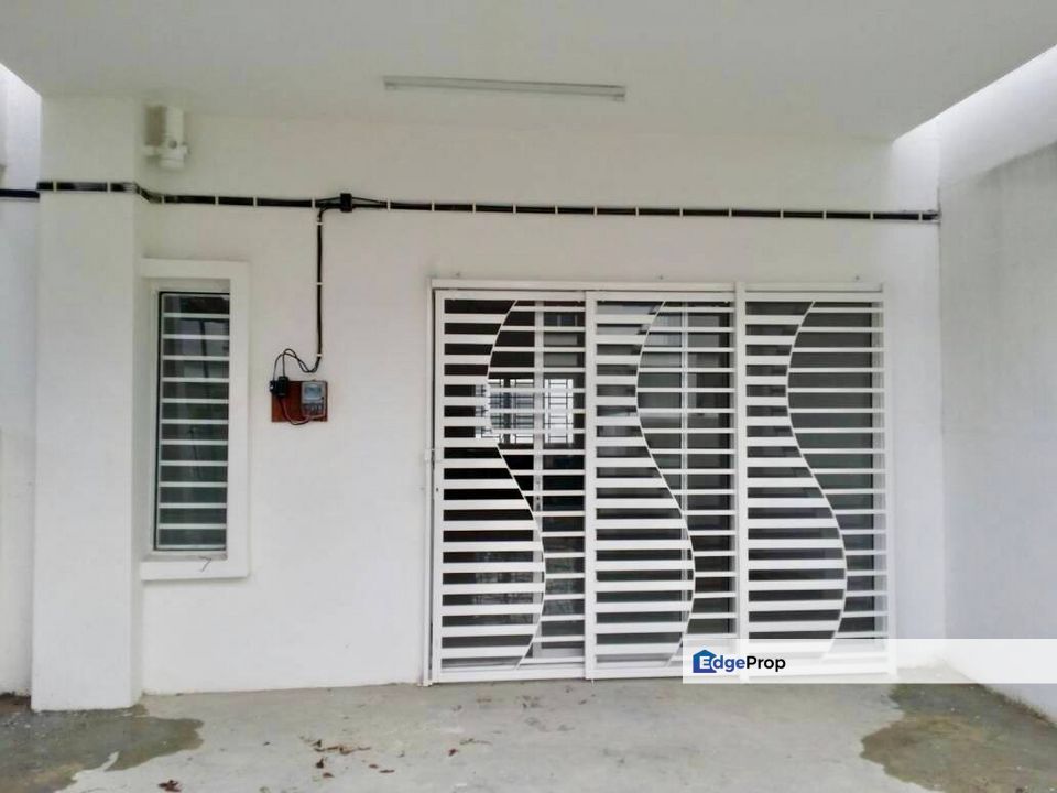 LAMAN SEMANGGI, TMN SRI TANJUNG SEMENYIH DOUBLE STOREY   DETAILS: ~ Land Area: 18’ x 55’ ~ Build Up: 1237 sqft (approx) ~ 3 Beds + 3 Baths ~ Leasehold, Selangor, Semenyih