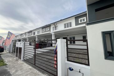 Teres 2 Tingkat Taman Semarak Warisan Sepang