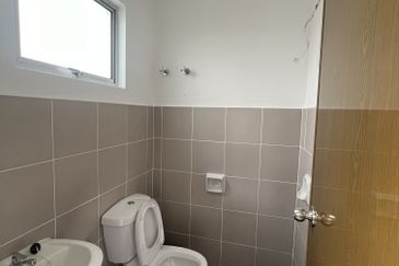 Teres 2 Tingkat Taman Semarak Warisan Sepang