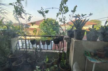 Renovated BelowMV Teres 2 Tingkat Taman Kristal Dengkil