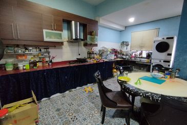 Renovated BelowMV Teres 2 Tingkat Taman Kristal Dengkil