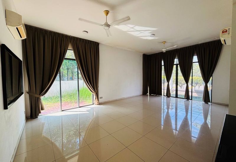 Summerglades, Perdana Lakeview West