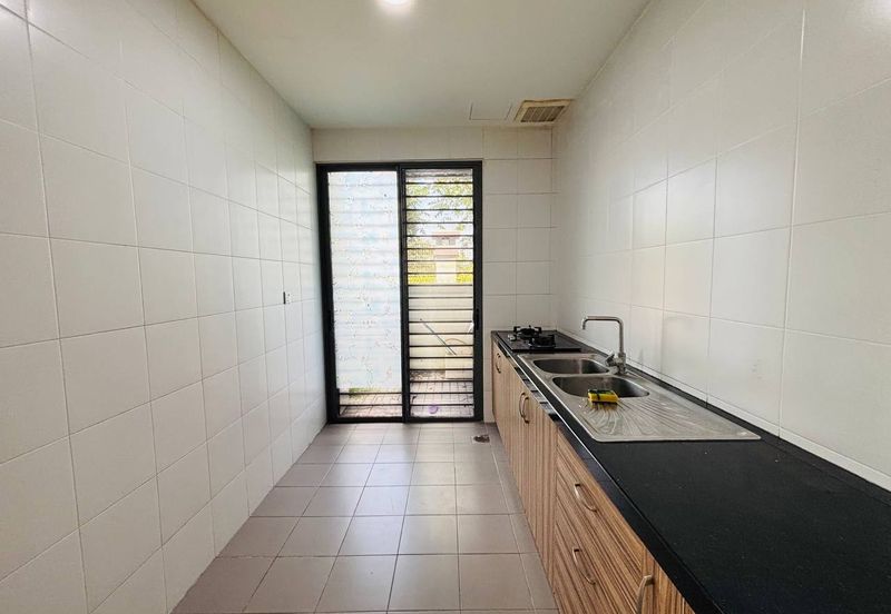 Summerglades, Perdana Lakeview West