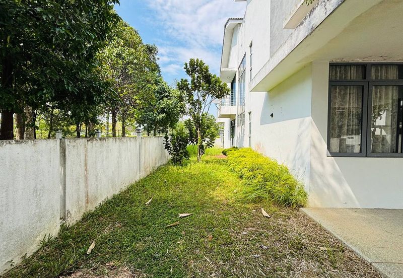 Summerglades, Perdana Lakeview West