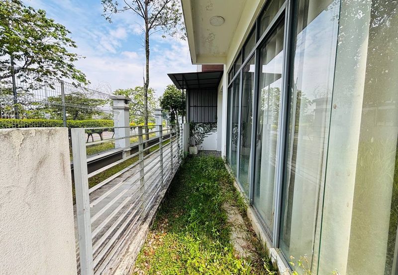 Summerglades, Perdana Lakeview West