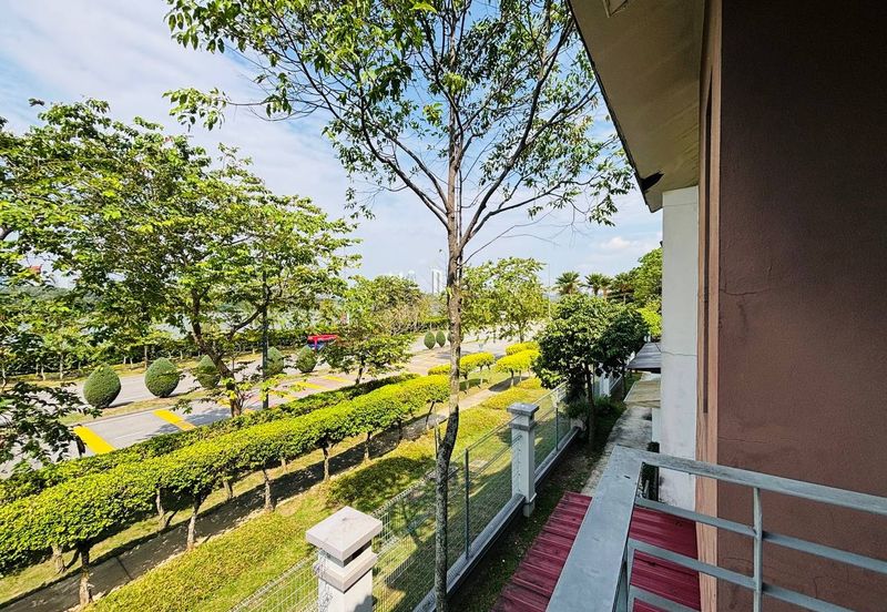 Summerglades, Perdana Lakeview West