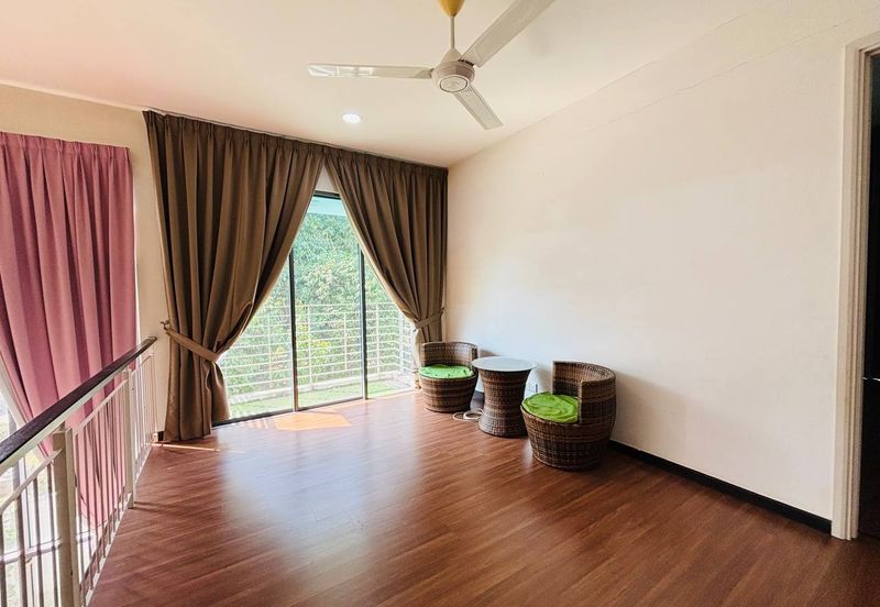 Summerglades, Perdana Lakeview West