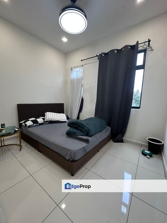 有Club House 和Cafe， 不需要出门就可以解决肚子饿的问题 重点是保安严格 附近有小学，商场，银行，非常方便  Landsize 3024 Build Up 22*72 Facing South   4+1 🛏️Bedrooms 4 🛁Bathrooms Freehold Parti, Johor, Skudai