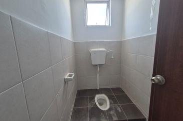 Pulai Mutiara Double Storey Shoplot For Rent