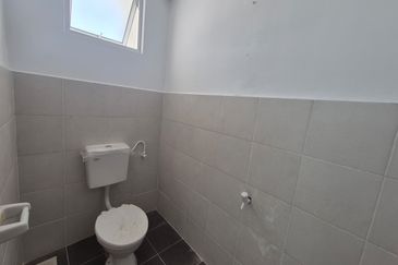 Pulai Mutiara Double Storey Shoplot For Rent