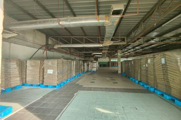 Detached Factory Warehouse Alor Gajah High Ceiling Big Land Gas Passing in Front for Sale 