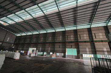 Detached Factory Warehouse Alor Gajah High Ceiling Big Land Gas Passing in Front for Sale 