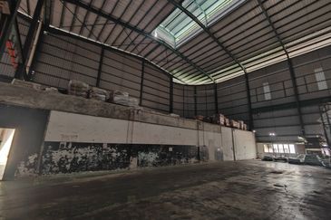 Detached Factory Warehouse Alor Gajah High Ceiling Big Land Gas Passing in Front for Sale 