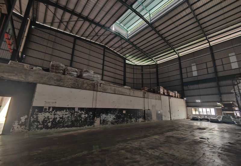 Detached Factory Warehouse Alor Gajah High Ceiling Big Land Gas Passing in Front for Sale 