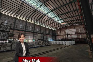 Detached Factory Warehouse Alor Gajah High Ceiling Big Land Gas Passing in Front for Sale 