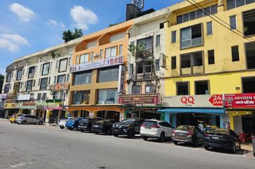 2 adjoining 4.5 sty shop Tun Abdul Razak at Jb