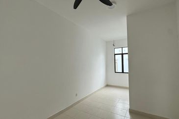 Hazel @ Meridin East