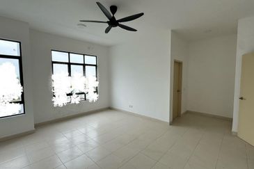 Hazel @ Meridin East