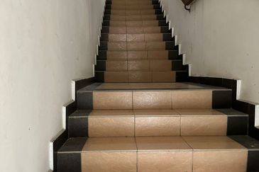 Sri Rampai Business OFFICE FOR RENT Park Road Frontage 1st Floor ,Tip Top move in condition, clean and new paint 