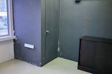 Sri Rampai Business OFFICE FOR RENT Park Road Frontage 1st Floor ,Tip Top move in condition, clean and new paint 