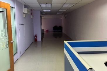 Sri Rampai Business OFFICE FOR RENT Park Road Frontage 1st Floor ,Tip Top move in condition, clean and new paint 