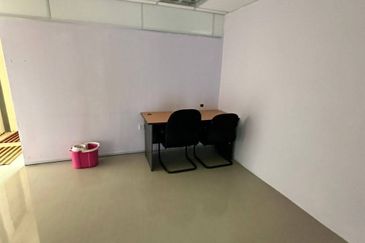 Sri Rampai Business OFFICE FOR RENT Park Road Frontage 1st Floor ,Tip Top move in condition, clean and new paint 