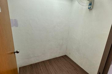 Sri Rampai Business OFFICE FOR RENT Park Road Frontage 1st Floor ,Tip Top move in condition, clean and new paint 