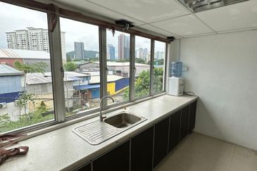 Sri Rampai Business OFFICE FOR RENT Park Road Frontage 1st Floor ,Tip Top move in condition, clean and new paint 